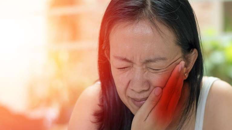 woman with a toothache in aurora co 