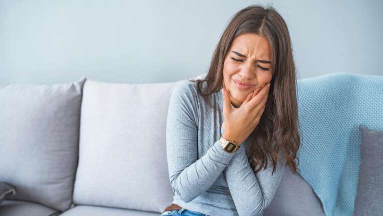 woman with a toothache in aurora co
